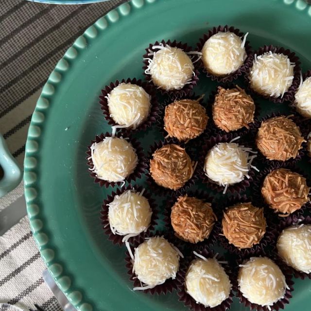 Travessa com brigadeiros de coco, tradicional e ninho
